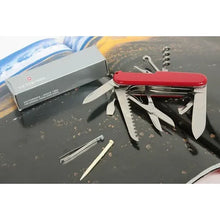 Cargar imagen en el visor de la galería, Cortapluma Victorinox Huntsman Roja – 15 Funciones | Modelo 1.3713